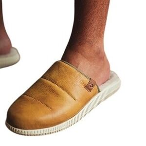 OluKai Mua'Ili Leather Mule Slippers 10 Gold Brown Shearling Outdoor Cozy Casual